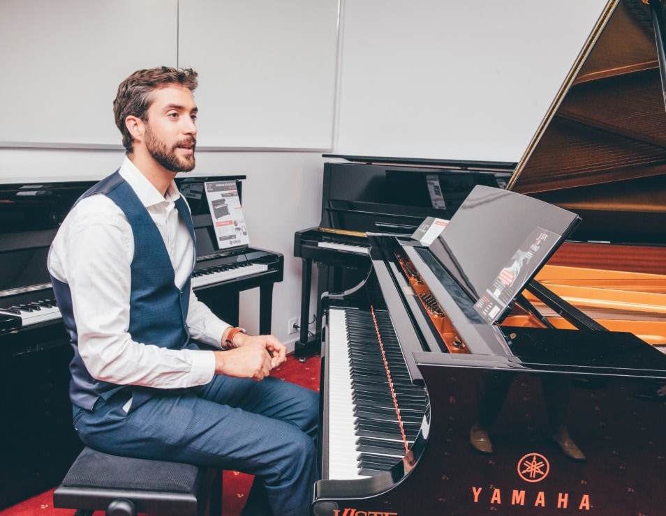 Personne assise sur le banc d'un Piano